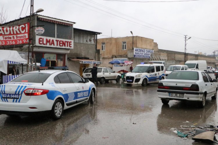 Silahlı saldırıda s&uuml;r&uuml;c&uuml; &ouml;ld&uuml;, kardeşi yaralı