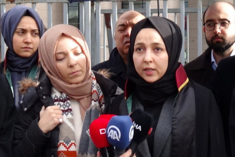 Baş&ouml;rt&uuml;l&uuml; &ouml;ğretmene saldıran sanık hakim karşısına &ccedil;ıktı