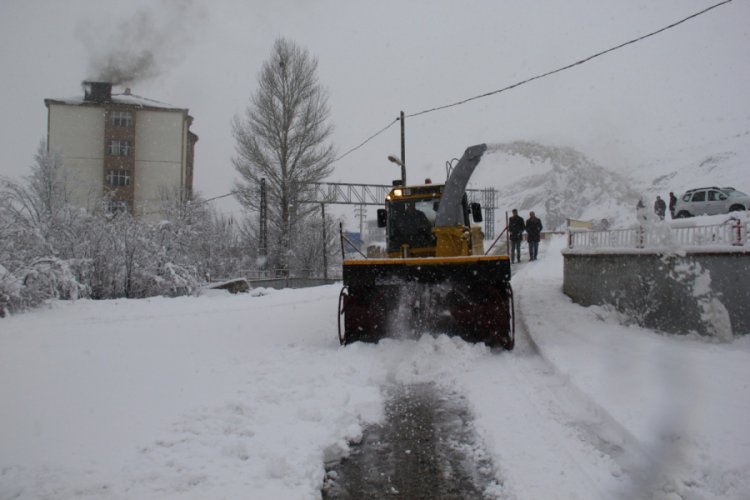 50 k&ouml;y yolu ulaşıma kapandı