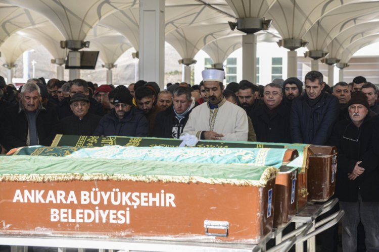 Ankara'da yangında &ouml;len 4 kişiden 2'si daha toprağa verildi