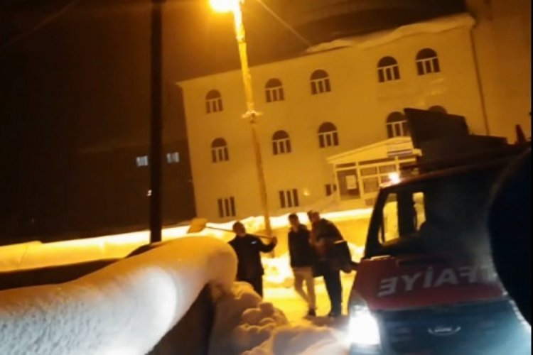 6 saat mahsur kaldığı ağa&ccedil;tan 3 saatte indirilebildi