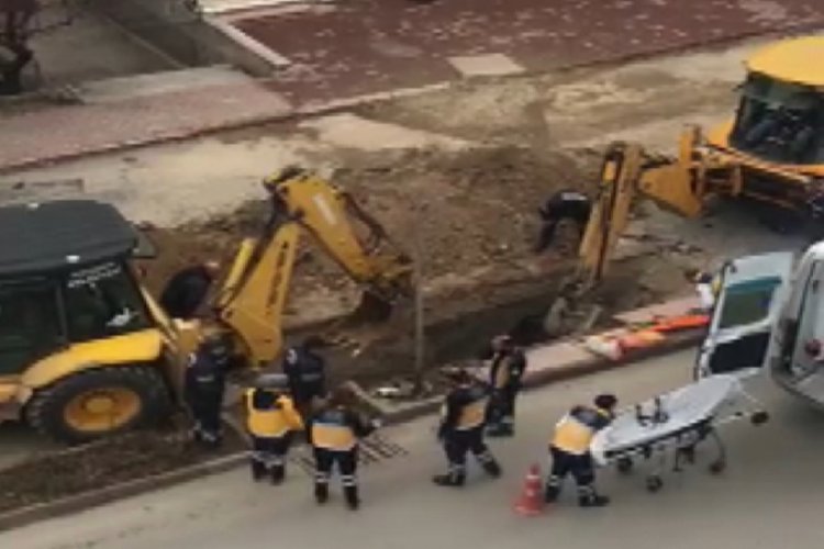 Kanalizasyon &ccedil;ukuruna d&uuml;şen 2 iş&ccedil;i yaralandı