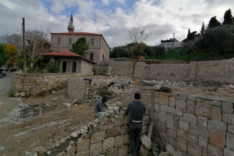 Kendini m&uuml;d&uuml;r olarak atayan başkan, şimdi de mezarlık &uuml;st&uuml;ne kafeterya yapıyor
