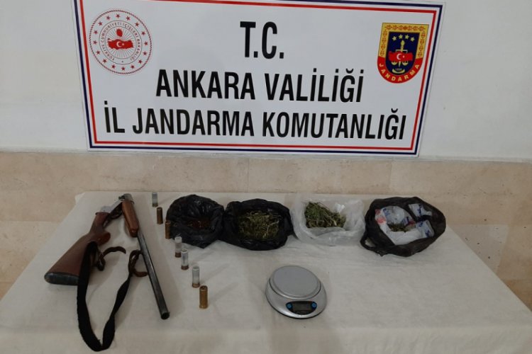 Samanlıkta saklanan esrarı narkotik k&ouml;pekler yardımıyla buldu