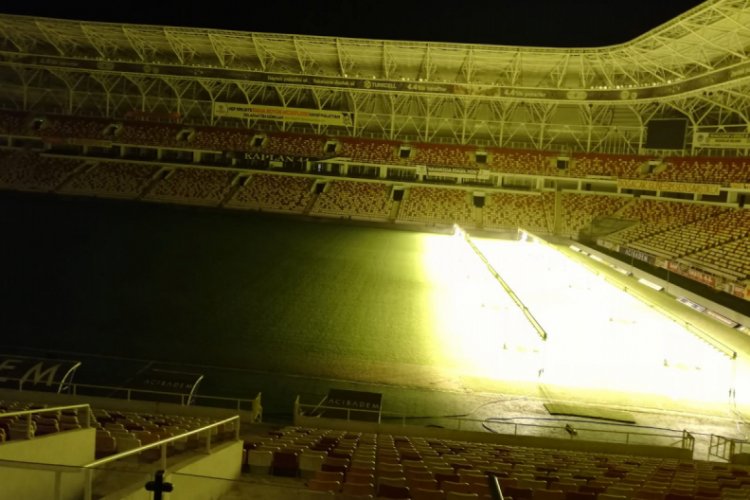 Yeni Malatya Stadyumu'nda zemin bakım &ccedil;alışması