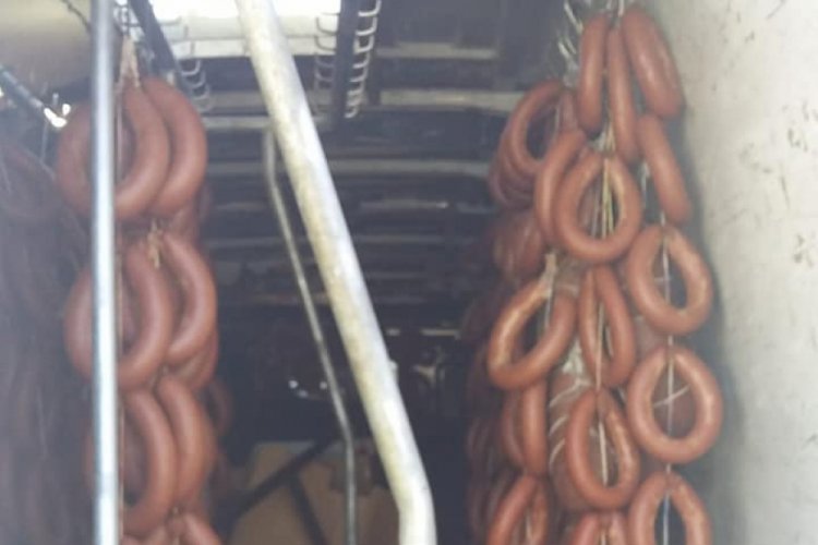 Ankara'da 400 kilo ka&ccedil;ak sucuk imha edildi
