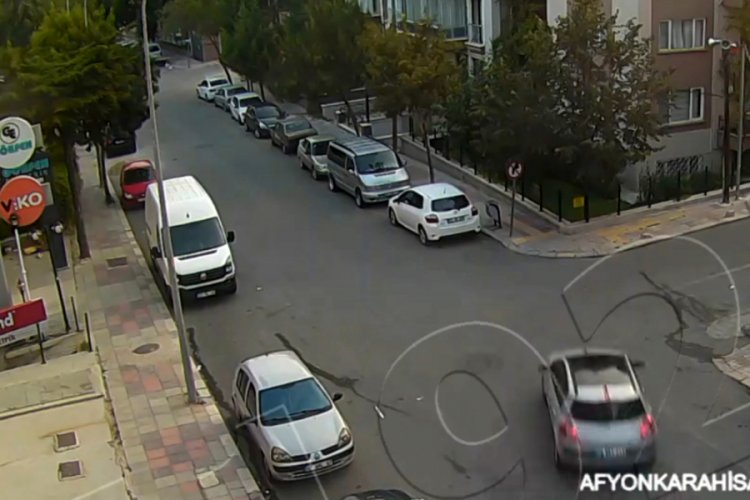 &Ouml;nce park halindeki otomobile sonra kaldırıma &ccedil;arptı
