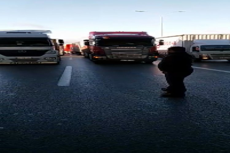 Nakliyeciler kamyonlarıyla TEM'i kapattı