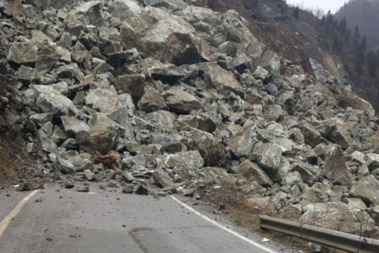Heyelanın kapattığı yolu a&ccedil;ma &ccedil;alışmaları s&uuml;r&uuml;yor