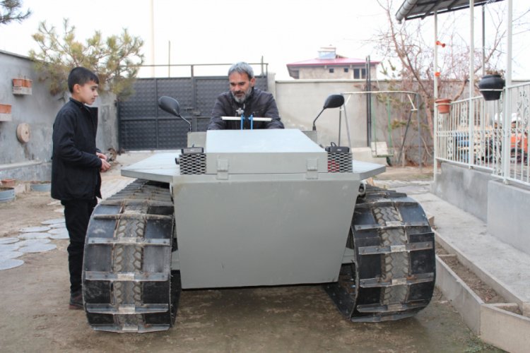 Baba oğul kafa kafaya verip paletli ara&ccedil; yaptılar
