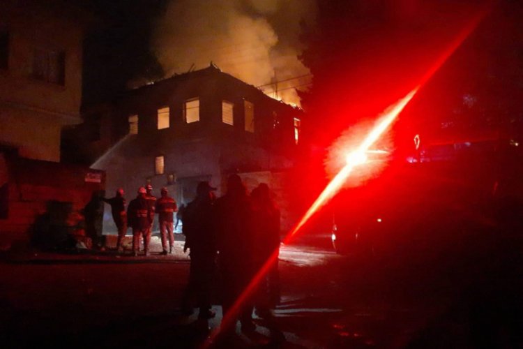 İki katlı evi k&uuml;le &ccedil;eviren yangında 3 kişi dumandan etkilendi