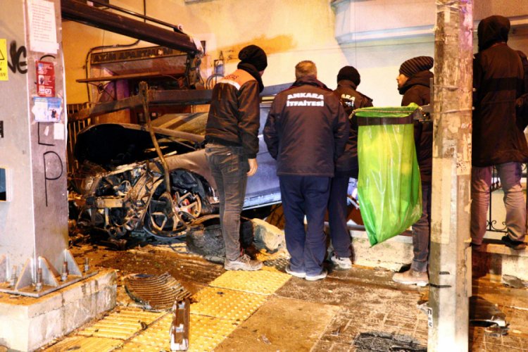 Otomobil 3 metrelik boşlukta asılı kaldı: 1 yaralı