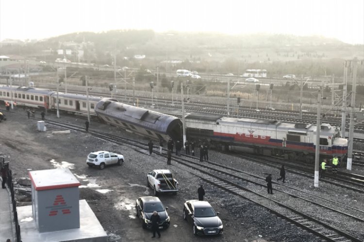 Ankara'da tren raydan &ccedil;ıktı