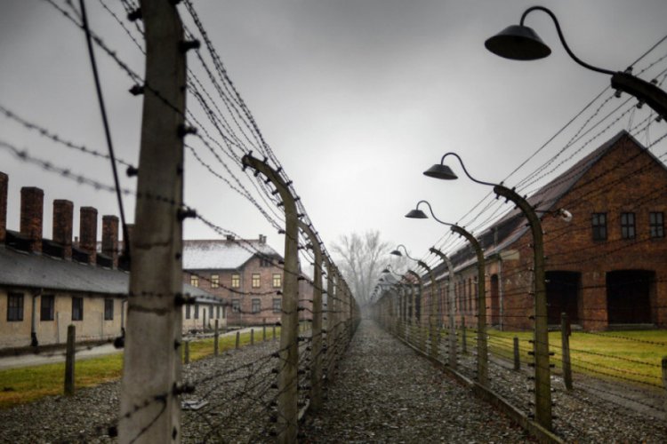 Polonya'daki bir ilkokulda Auschwitz canlandırması