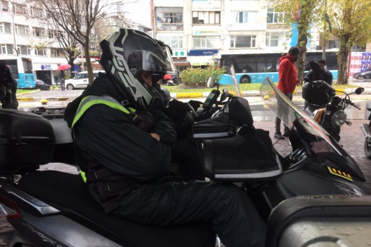Motorun &uuml;st&uuml;nde zamanla yarışıyor, canlarını hi&ccedil;e sayıyorlar