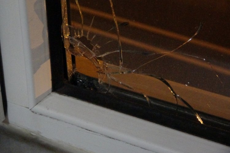 Pencereye kurşun isabet etti, saniyelerle &ouml;l&uuml;mden d&ouml;nd&uuml;
