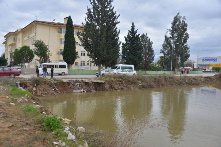 İnşaat temeli su doldu, polis &ouml;ğrenciler i&ccedil;in n&ouml;bet tuttu