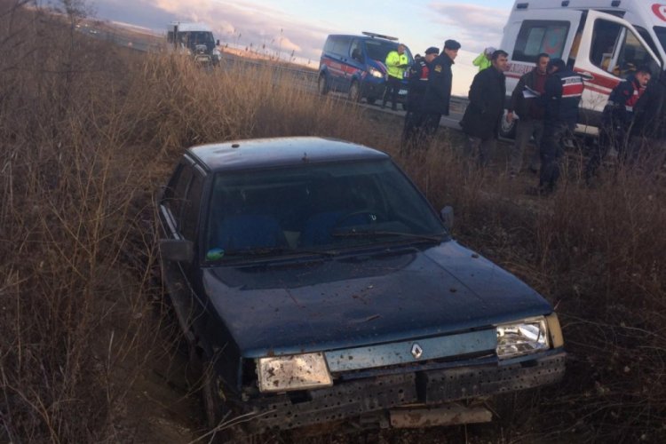 Şarampole yuvarlanan otomobilde 2'si &ccedil;ocuk 5 kişi yaralandı