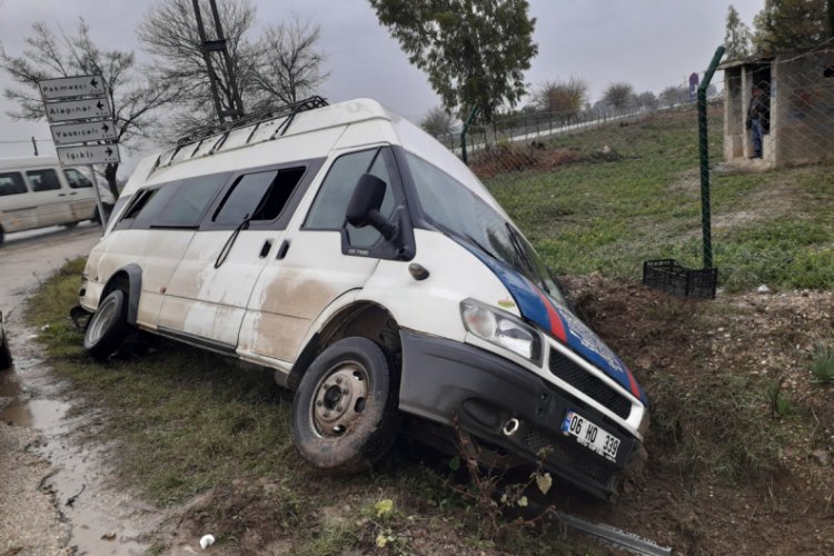 Tarım iş&ccedil;ilerini taşıyan minib&uuml;s kaza yaptı: 9 yaralı
