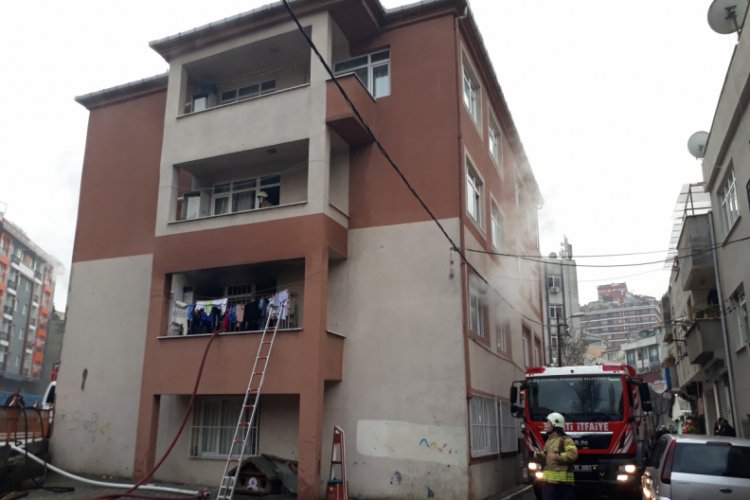 Apartmanda &ccedil;ıkan yangın panik yarattı
