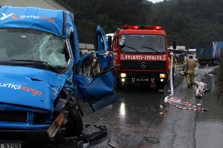 Minib&uuml;sle kamyonet kafa kafaya &ccedil;arpıştı