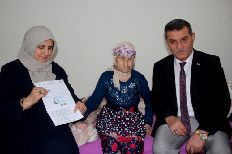 85 yaşında kimlik sahibi oldu!