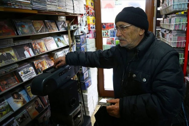 60 binin &uuml;zerinde kasetle m&uuml;zik tarihine ışık tutuyor