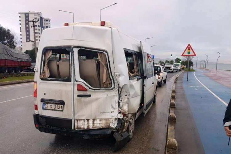 Kamyonet servis minib&uuml;s&uuml;ne arkadan &ccedil;arptı