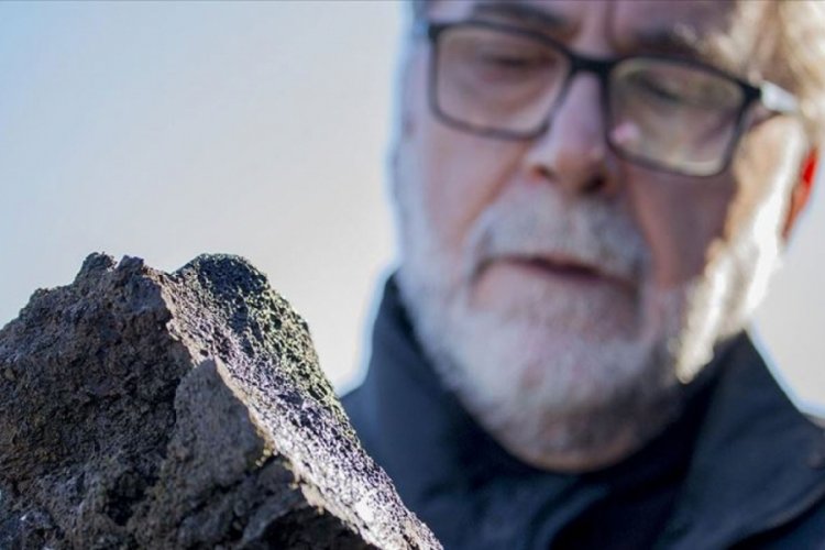 Volkanik taşlar Mahmut hocanın ellerinde sanat eserine d&ouml;n&uuml;ş&uuml;yor