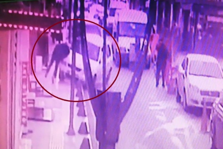 Caddede d&ouml;n&uuml;ş yapmak isteyen otomobil 2 yayaya &ccedil;arptı
