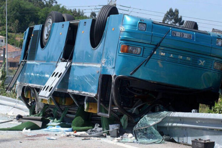 Myanmar'da yolcu otob&uuml;s&uuml;yle otomobil &ccedil;arpıştı: 22 &ouml;l&uuml;
