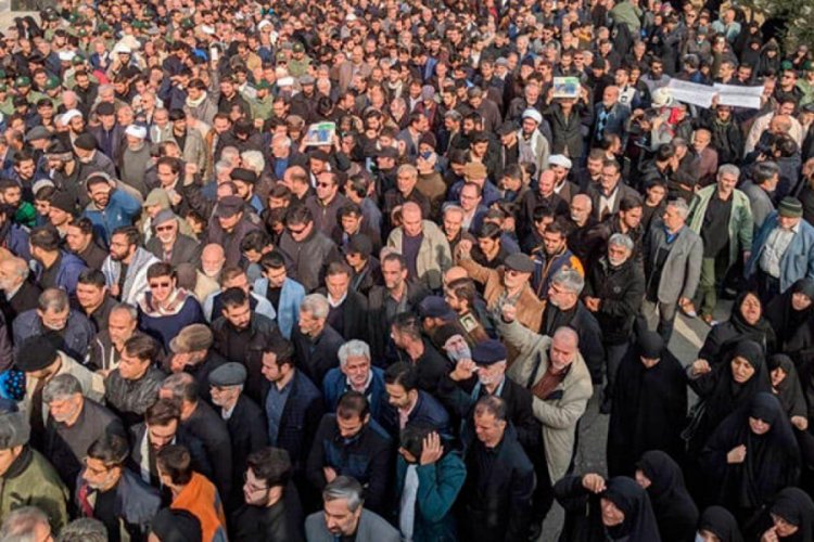 İran'da cuma namazı sonrası ABD karşıtı g&ouml;steri