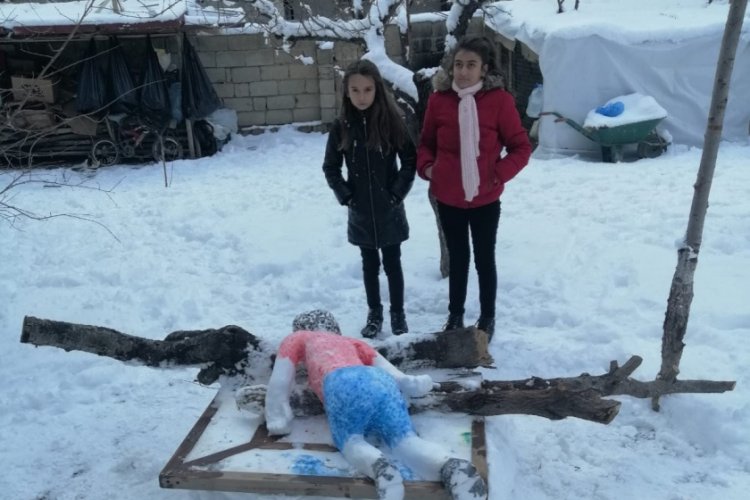 Aylan bebeğin kardan heykelini yaptılar