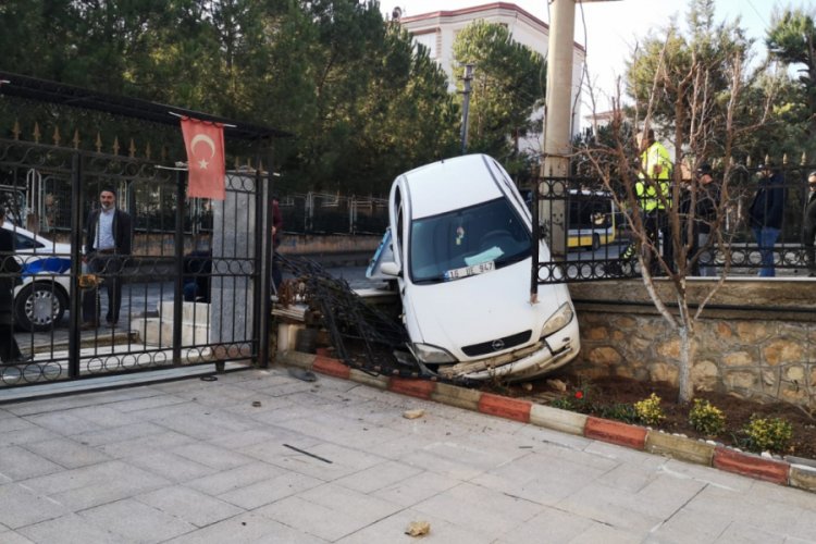 Bursa'da otomobil villa bah&ccedil;esine u&ccedil;tu; s&uuml;r&uuml;c&uuml; yaralandı