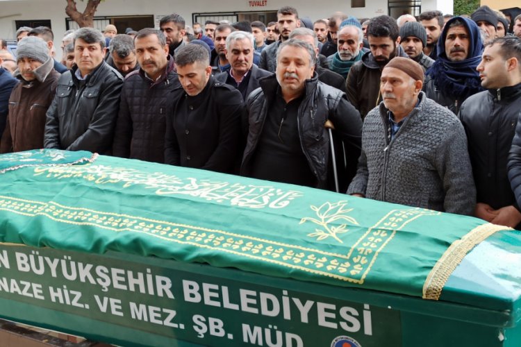 Eşinin &ouml;ld&uuml;rd&uuml;ğ&uuml; Ebru, toprağa verildi