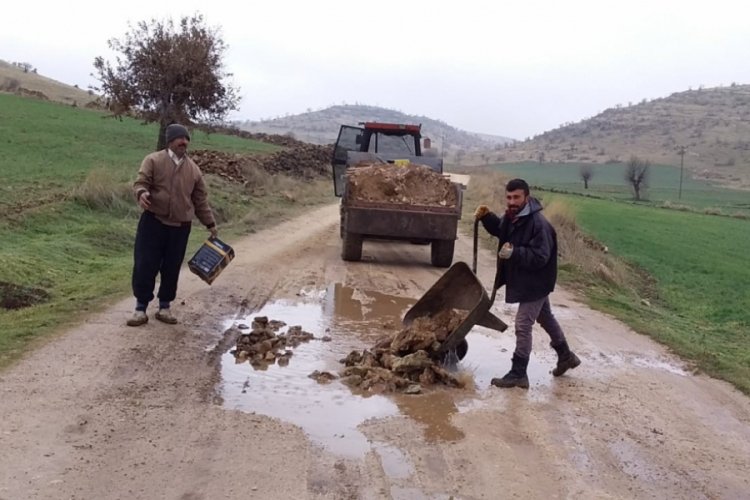 Yollardaki &ccedil;ukurları k&ouml;yl&uuml;ler kapatıyor