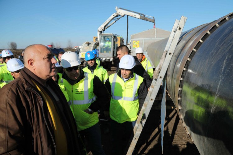 Bulgaristan'a g&uuml;nde 5 kilometre boru d&ouml;şeniyor