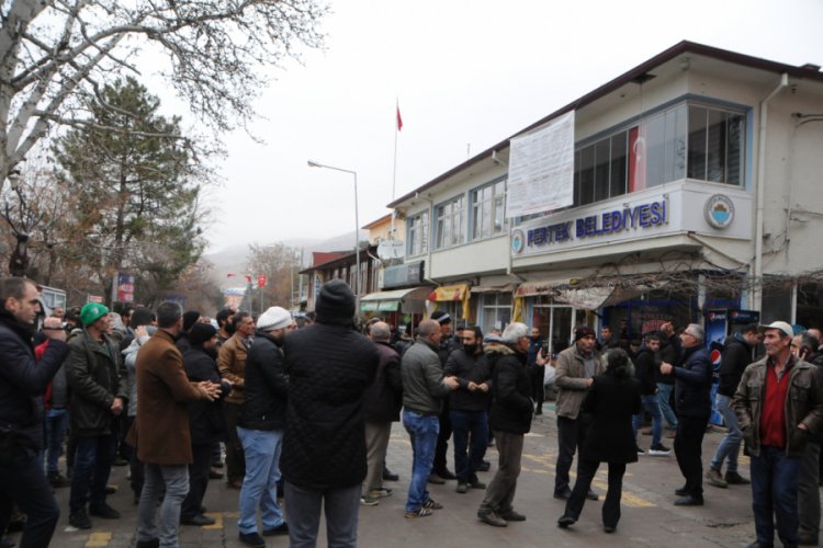 CHP'li Pertek Belediye Başkanı'na 'tanıdıklarını işe aldı' tepkisi