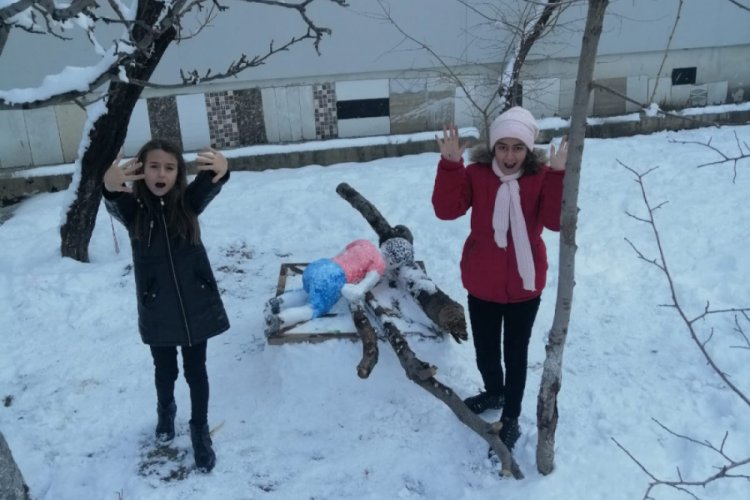 Vanlı kuzenler, Aylan bebeğin kardan heykelini yaptı
