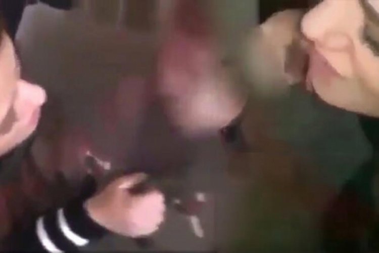 Kadının k&uuml;&ccedil;&uuml;k &ccedil;ocuğa zorla '&ouml;p&uuml;şmeyi &ouml;ğretme' g&ouml;r&uuml;nt&uuml;leri tepki &ccedil;ekti