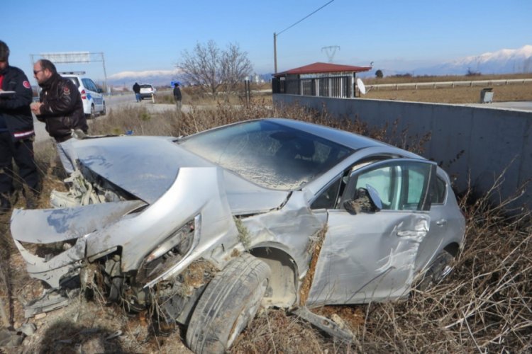 Otomobil şarampole savruldu, s&uuml;r&uuml;c&uuml; yaralandı
