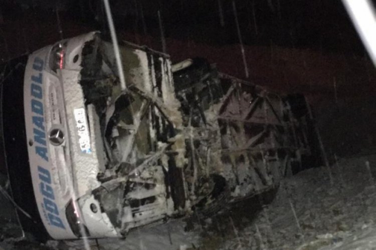 Yolcu otob&uuml;s&uuml; devrildi 16 kişi yaralı