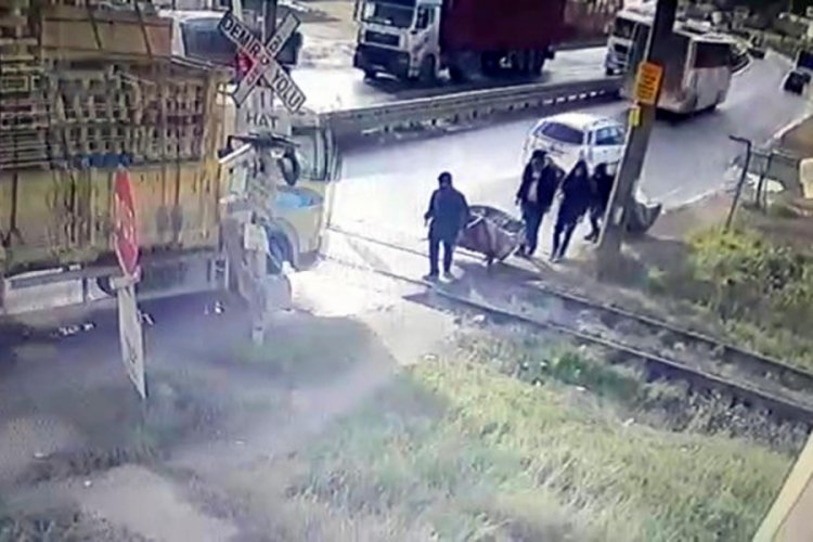 &Ccedil;aldıkları malzemeleri &ccedil;ek&ccedil;ekle taşıttıkları anlar kamerada