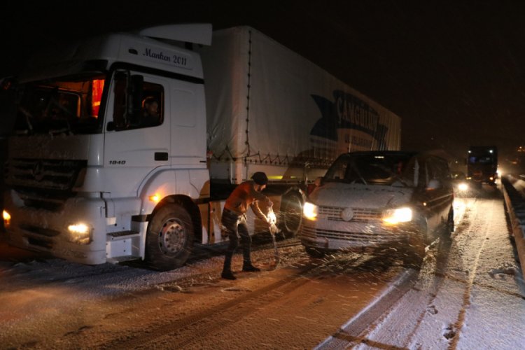 Kar yağışı s&uuml;r&uuml;c&uuml;lere zor anlar yaşattı