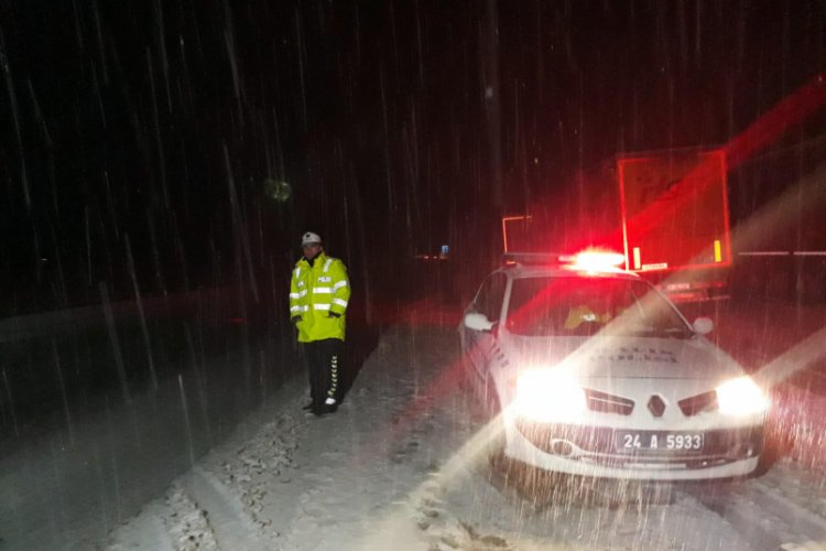 Kar ve tipi s&uuml;r&uuml;c&uuml;lere zor anlar yaşattı