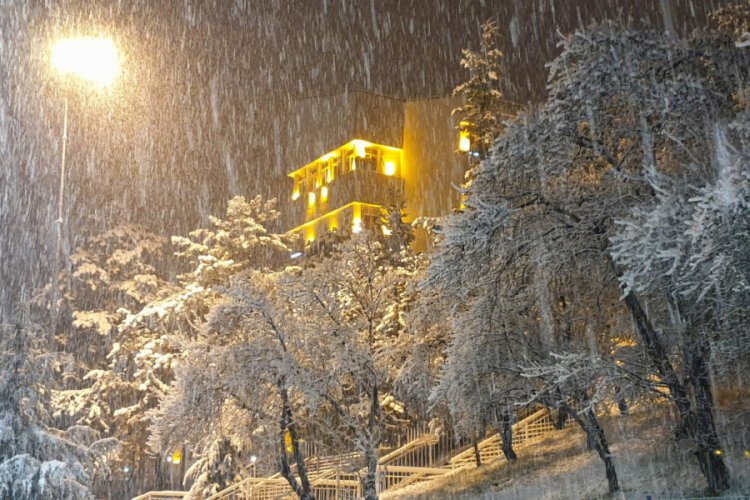 Kar yağışı vatandaşları sokağa d&ouml;kt&uuml;