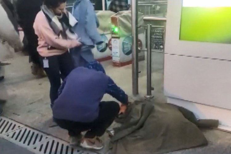 Liseli gen&ccedil; soğuktan titreyen k&ouml;peği montuyla &ouml;rtt&uuml;