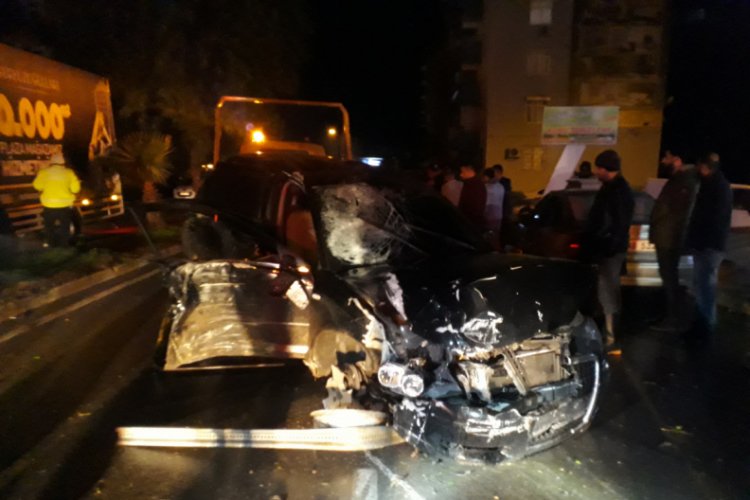 Alkoll&uuml; s&uuml;r&uuml;c&uuml; ağa&ccedil;lara &ccedil;arparak durabildi