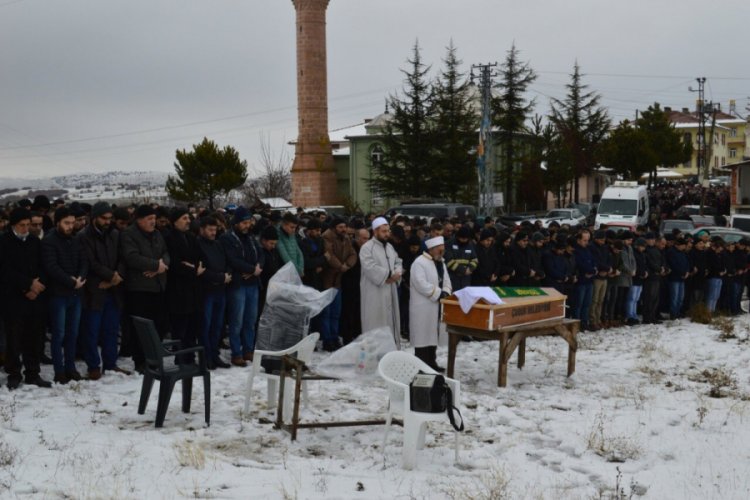 İki aylık bebeğinin yanında bı&ccedil;akla &ouml;ld&uuml;r&uuml;len kadının zanlıları serbest bırakıldı