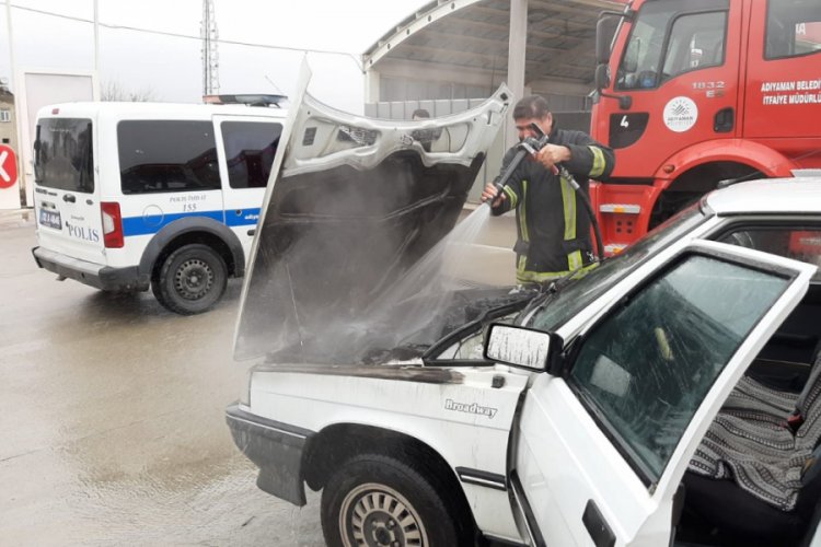 Seyir halindeki otomobilin motoru yandı